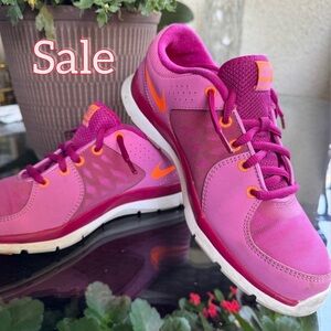 Nike Fuchsia and Tangerine Athletic Shoes like new 👌😍